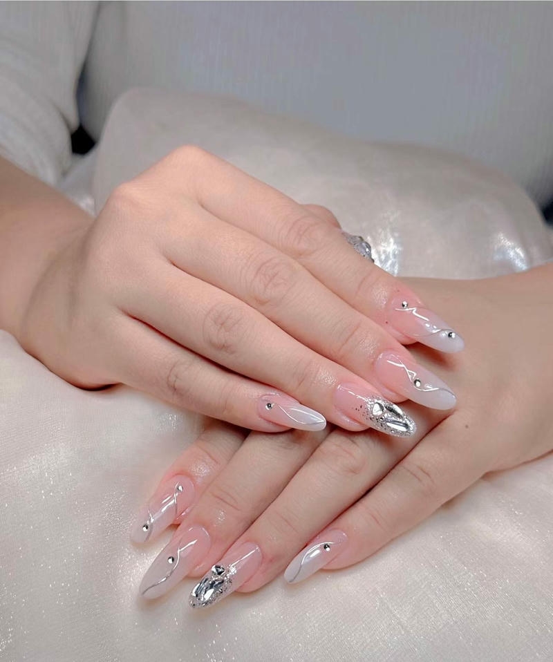 nail đơn giản nhẹ nhàng ẩn đá