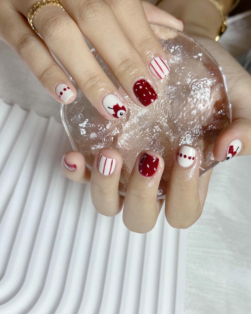 nail đơn giản nhẹ nhàng kẻ đỏ