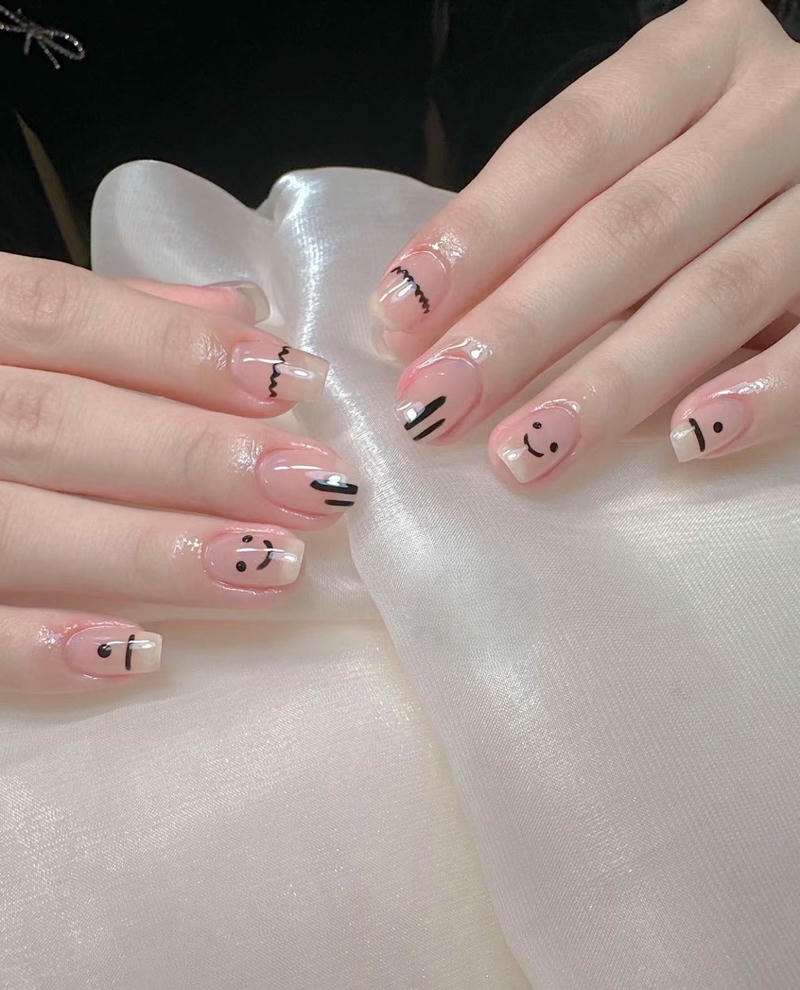 nail đơn giản nhẹ nhàng mặt cười đen