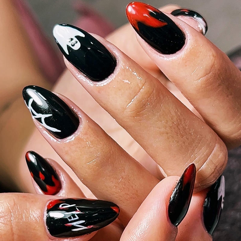 nail halloween hạnh nhân đen