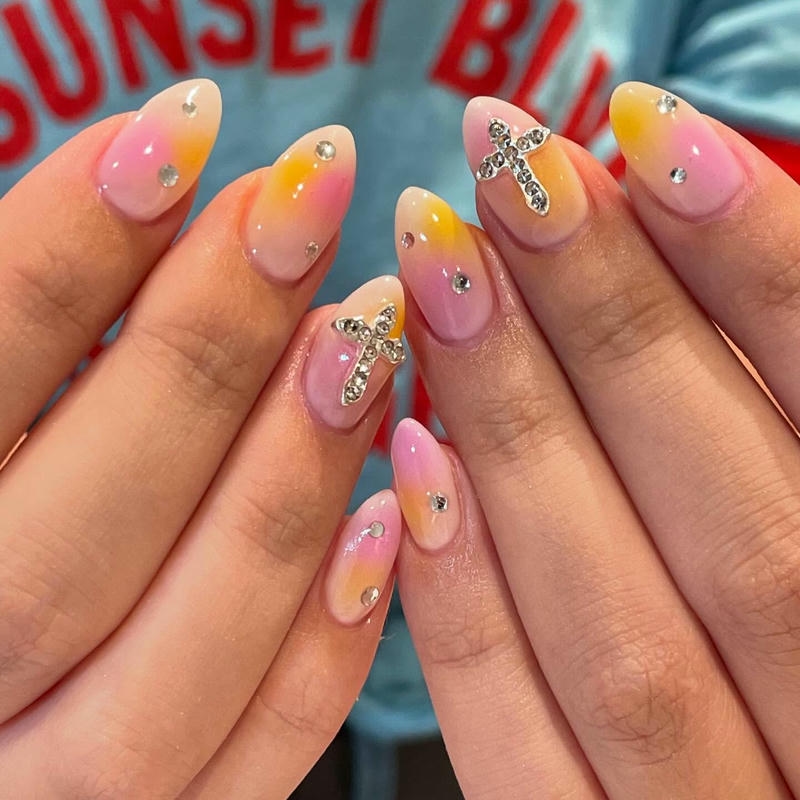 nail hạnh nhân gắn chữ thập