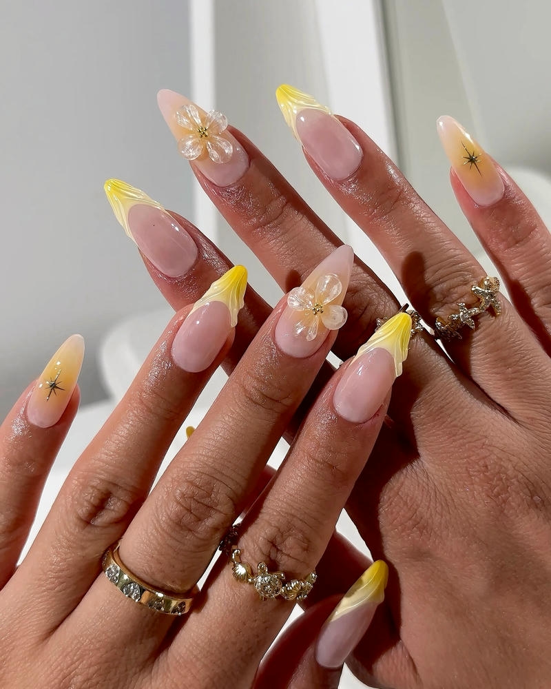 nail jennie màu vàng sơn đầu móng