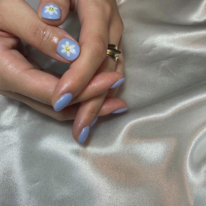 nail jennie vẽ hoa huệ