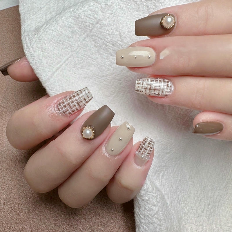 nail kẻ nâu đính ngọc