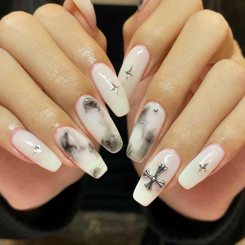 nail loang trắng đen