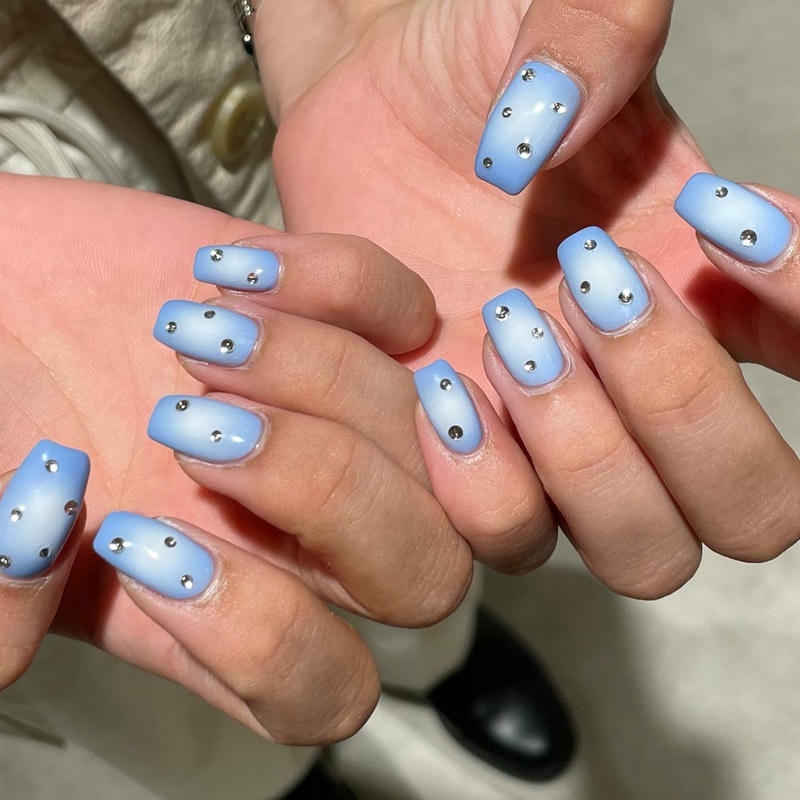 nail màu xanh ngọc đính viên đá