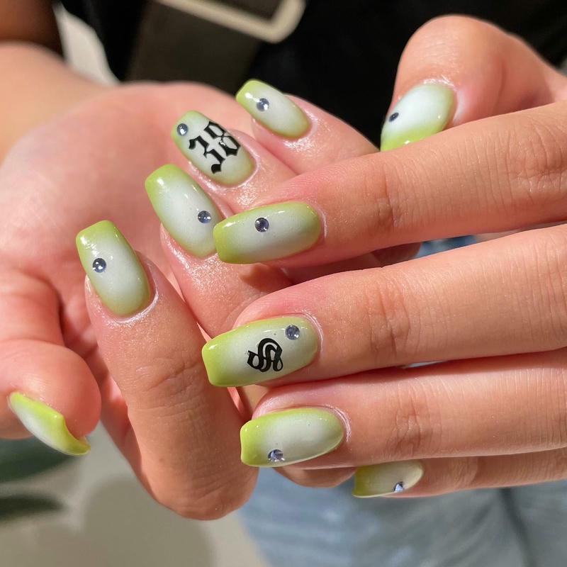 nail màu xanh ngọc vẽ chữ