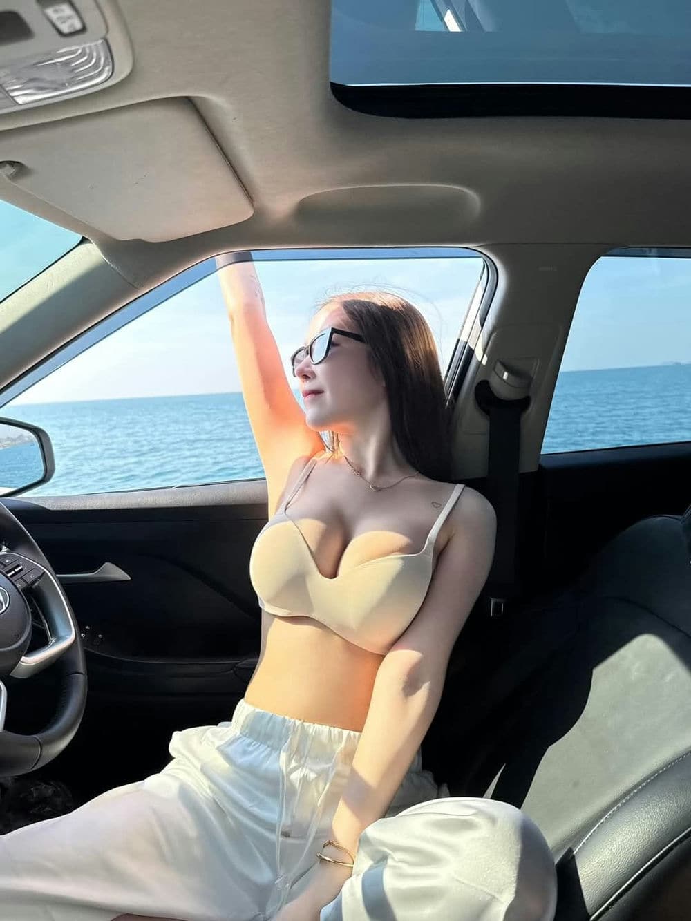 Ảnh hotgirl tiktok ngoài trời.