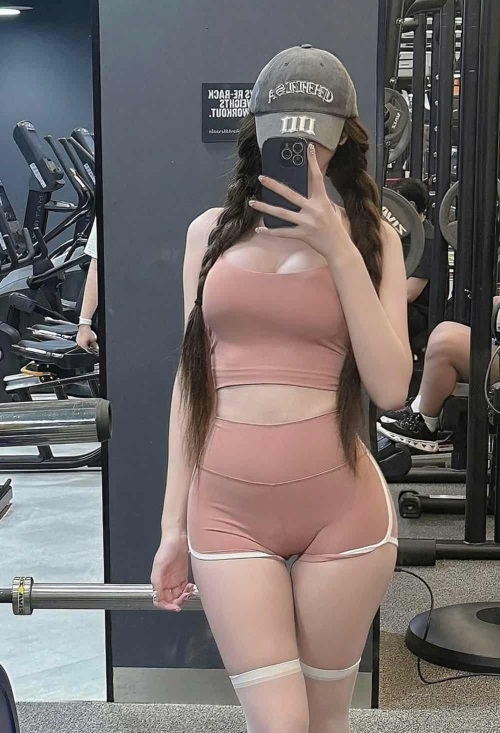 Gái Gymer Múp phòng tập.