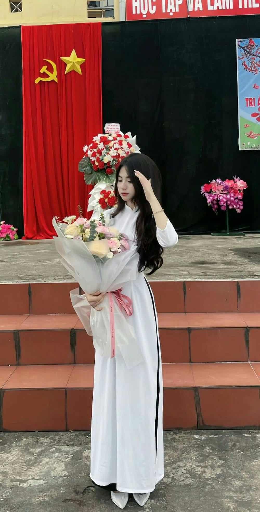 Gái xinh áo dài thướt