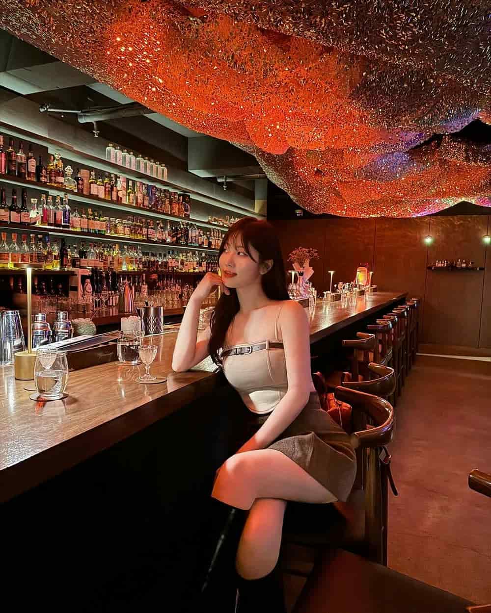 Gái xinh đi bar cá tính