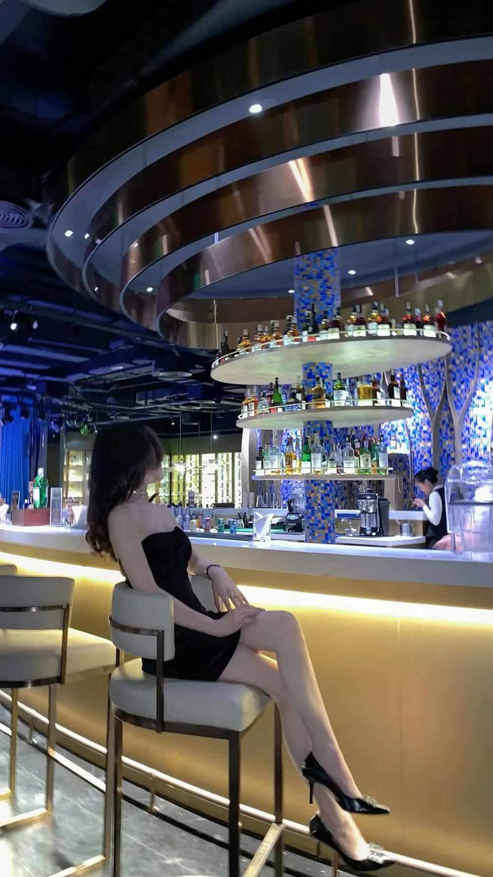 Gái xinh đi bar nổi bật