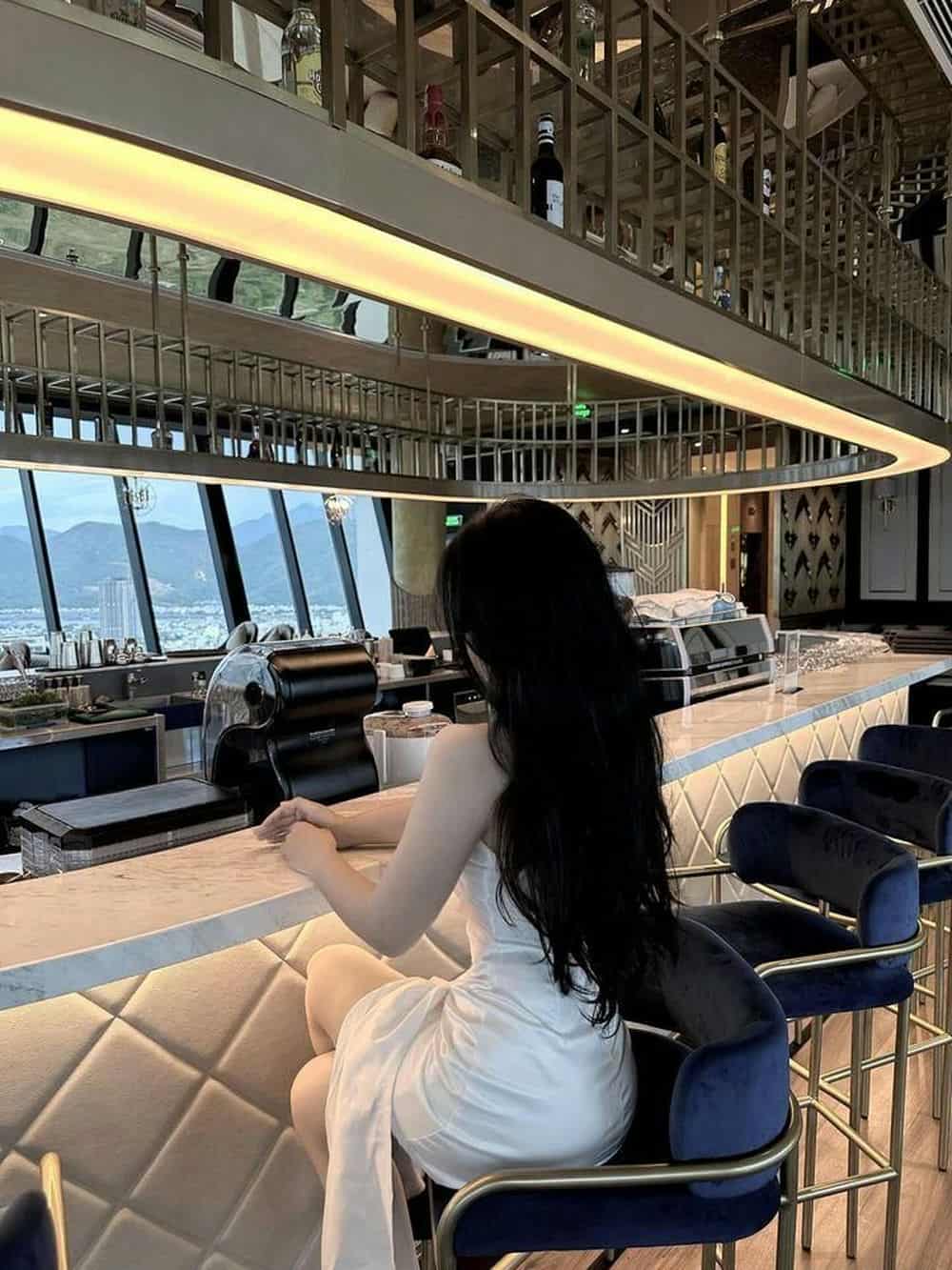 Gái xinh đi bar quyến cuốn