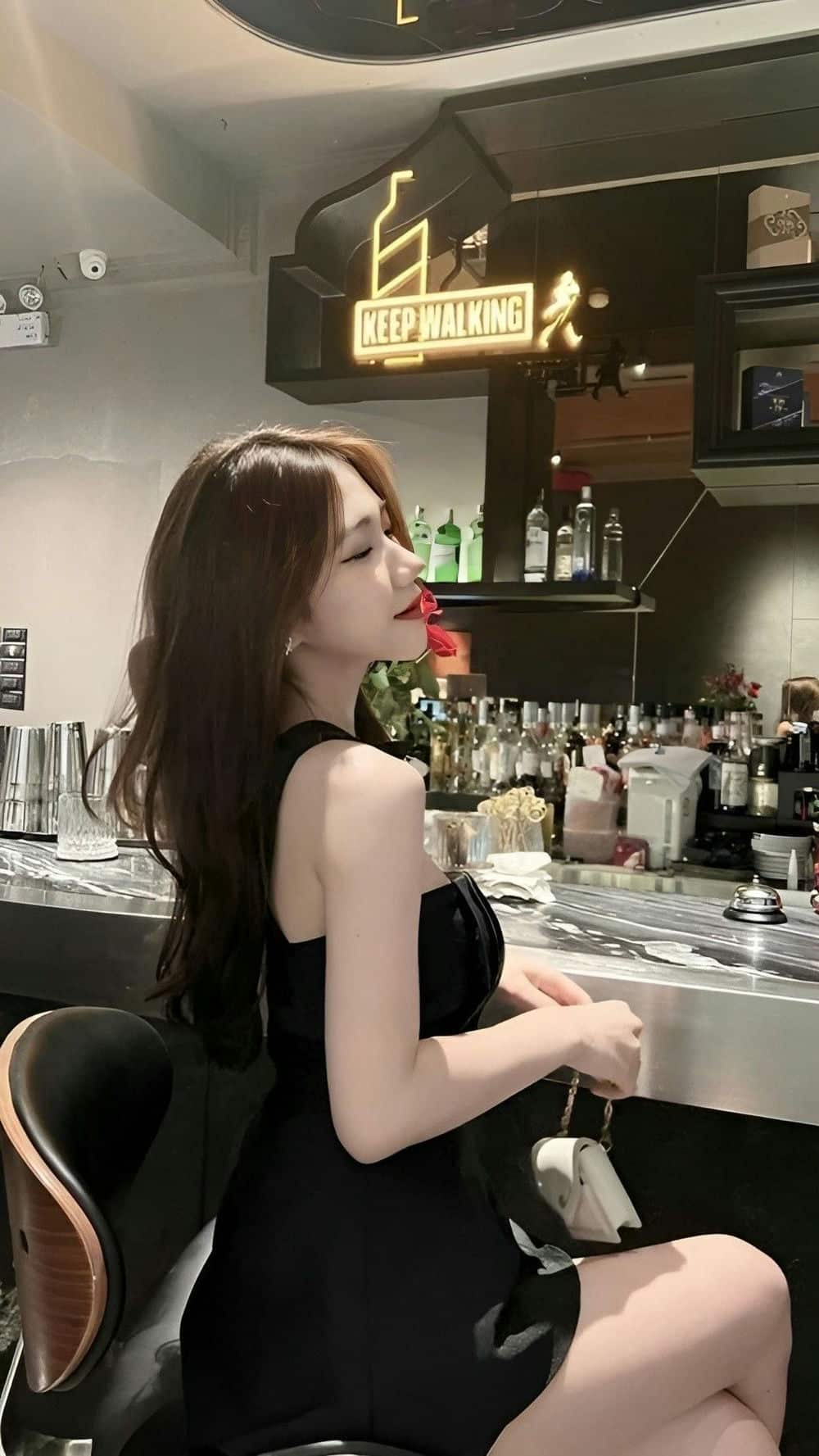 Gái xinh đi bar rạng rỡ