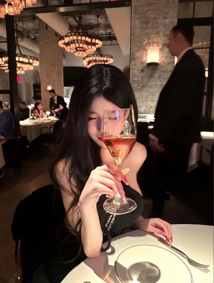 Gái xinh đi bar sang trọng