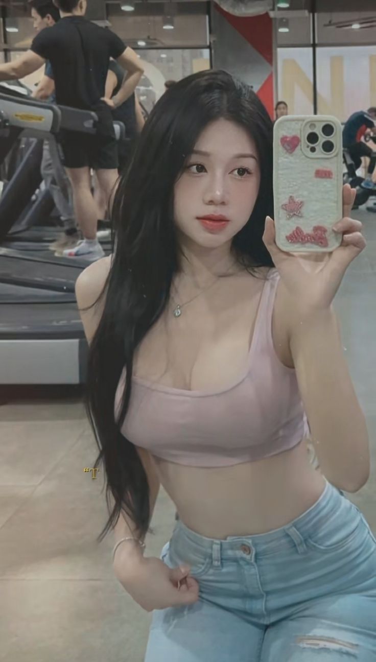 Gái xinh khoe ngực sexy