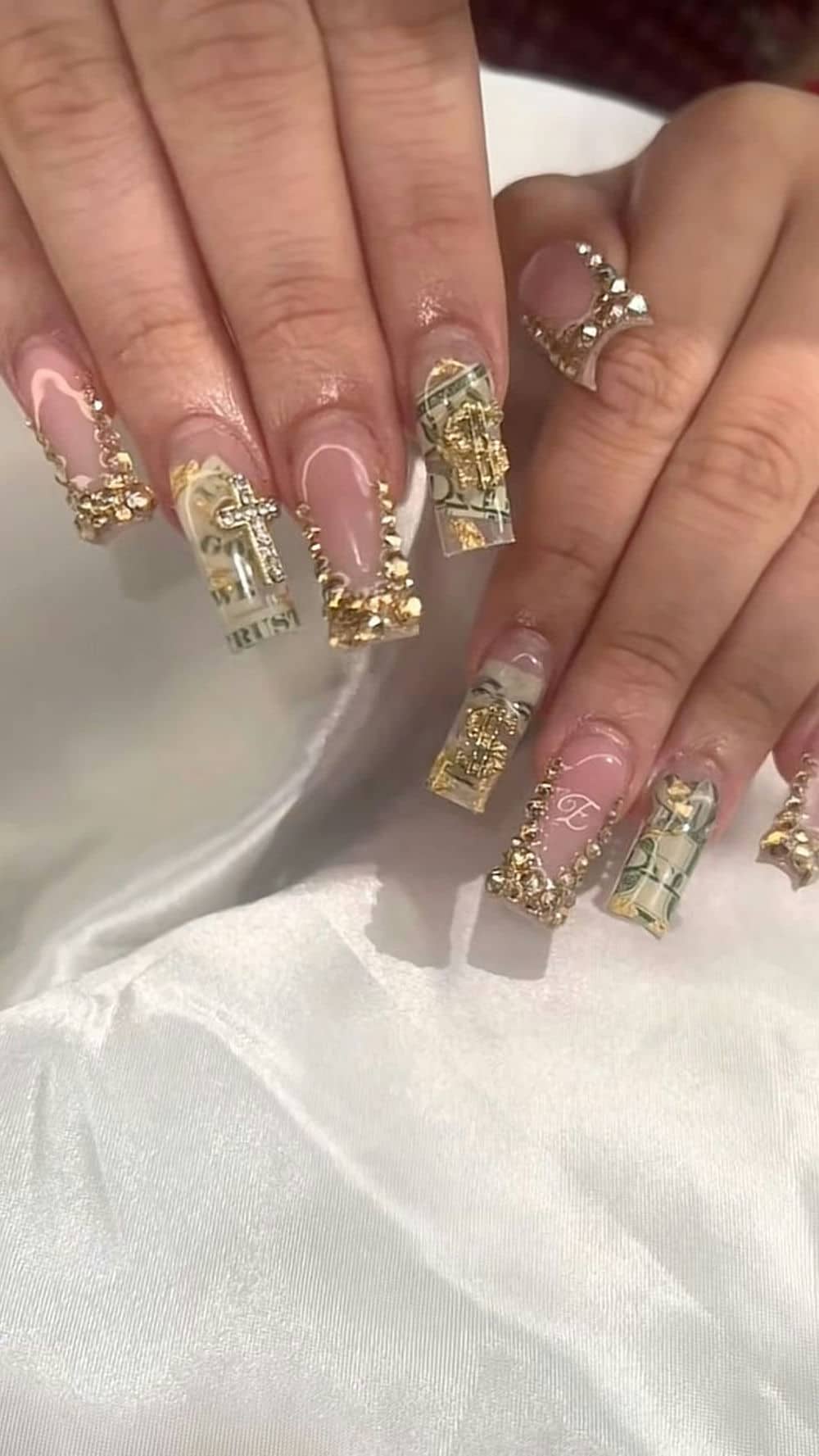 Mẫu nail dior đính ngọc trai