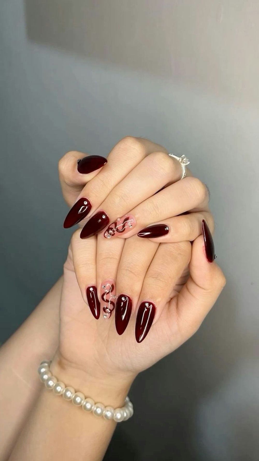 Nail đi biển vẽ vỏ sò.