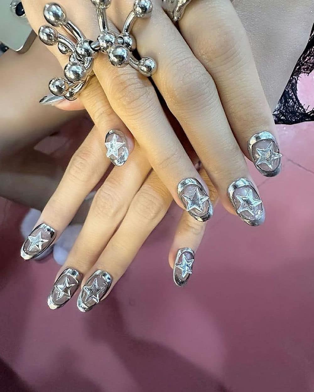 Nail jennie đen trắng cá.