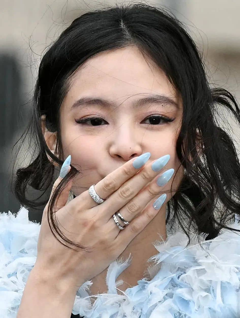 Nail jennie tông nude nhẹ.