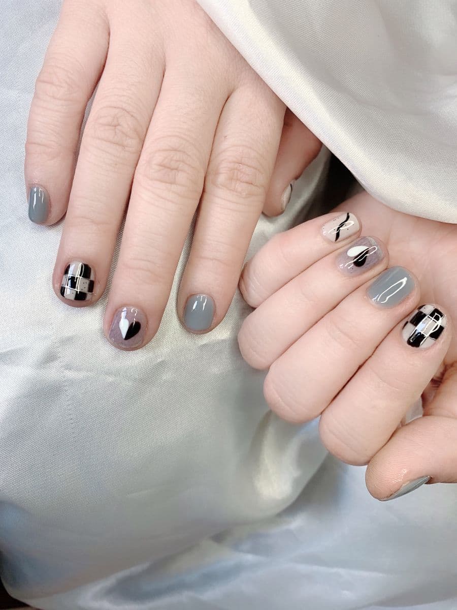 Nail kẻ caro trẻ trung xinh.