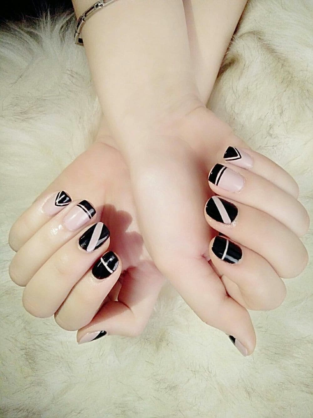 Nail kẻ đơn giản dễ thương.