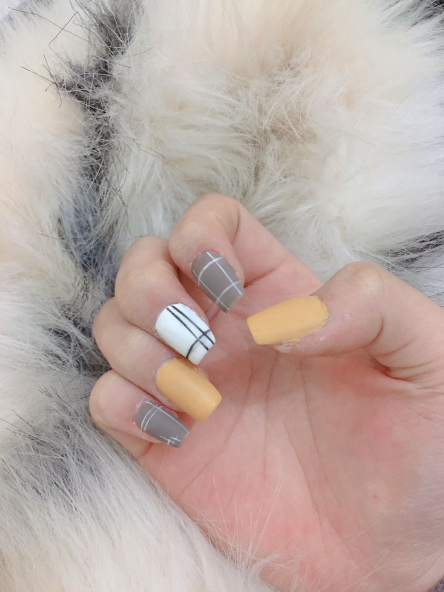 Nail kẻ hai màu cá tính.