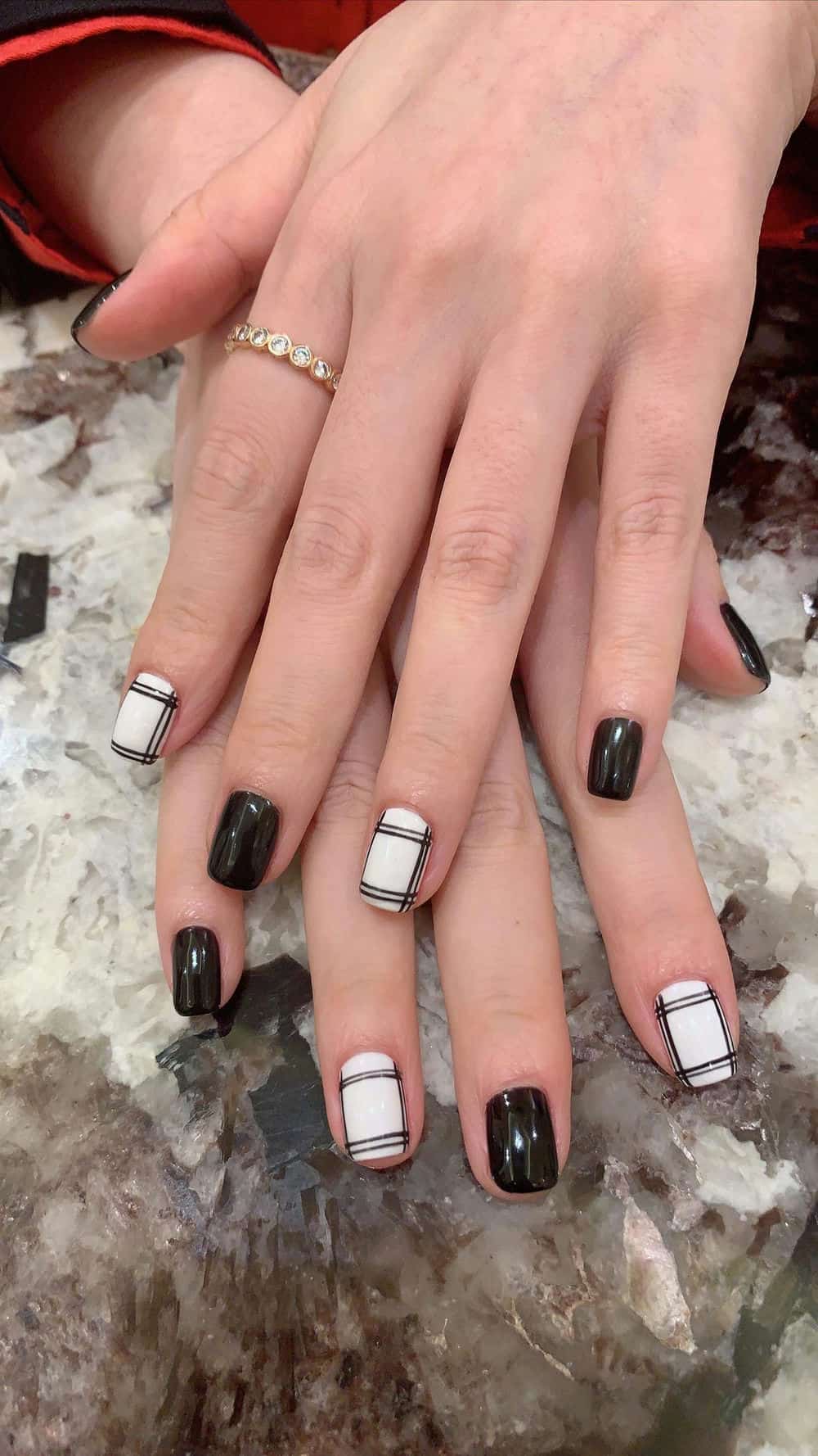 Nail kẻ họa tiết đơn giản.