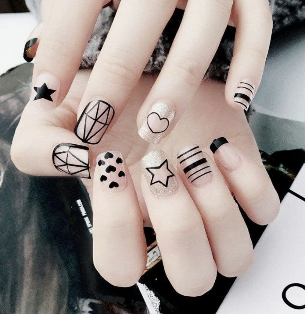 Nail kẻ phong cách tối giản.