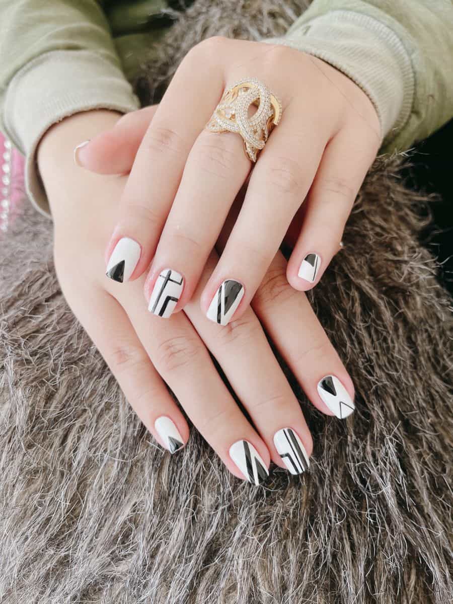 Nail kẻ sáng da tôn dáng.