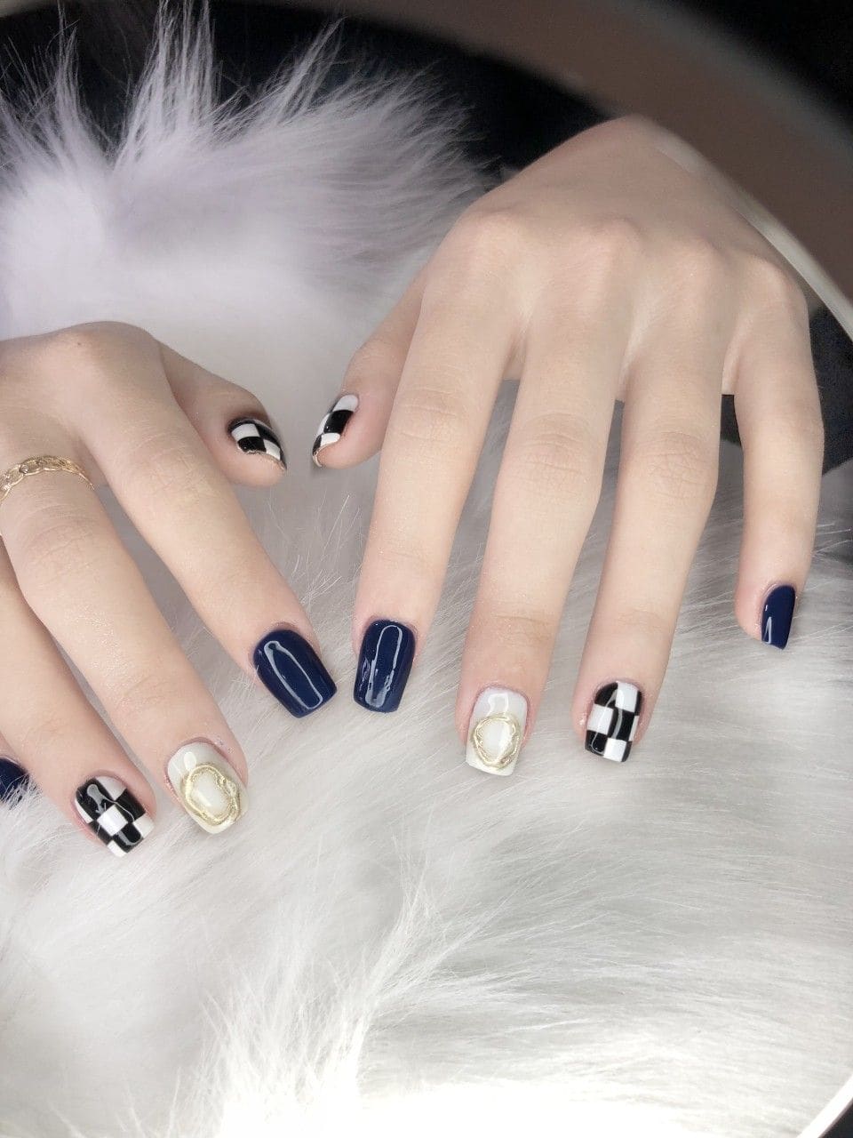 Nail kẻ sọc dọc nổi bật.