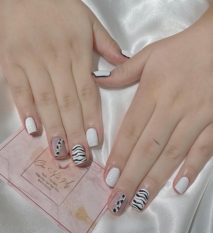 Nail kẻ sọc ngang tinh tế.