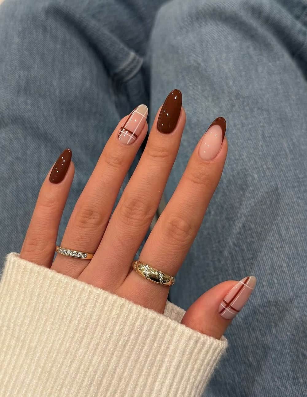 Nail vẽ hình trái tim.