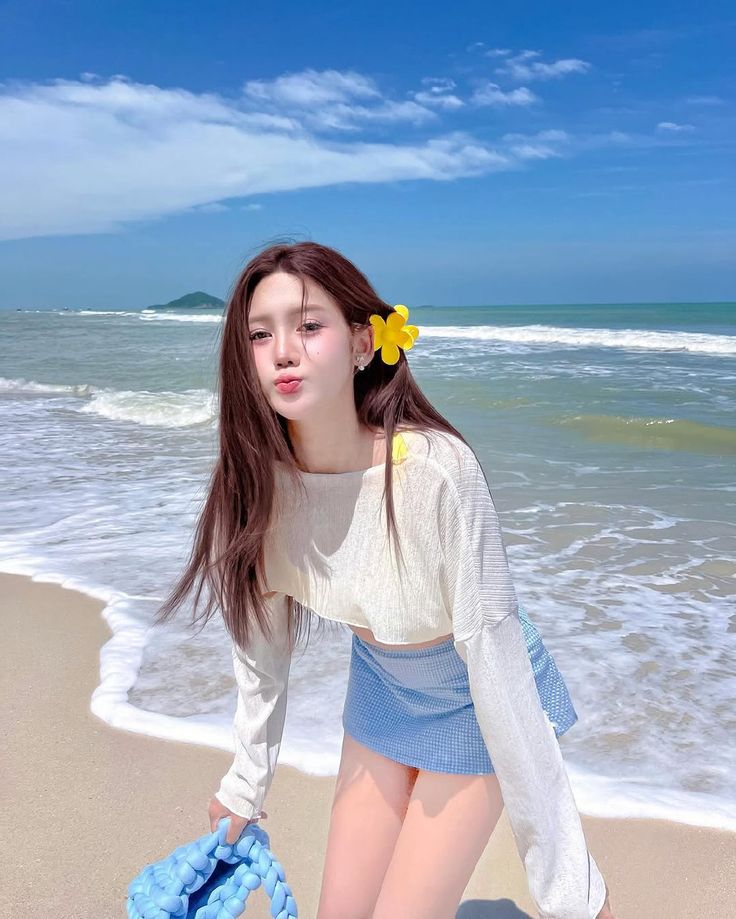 Người mẫu trẻ mặc bikini