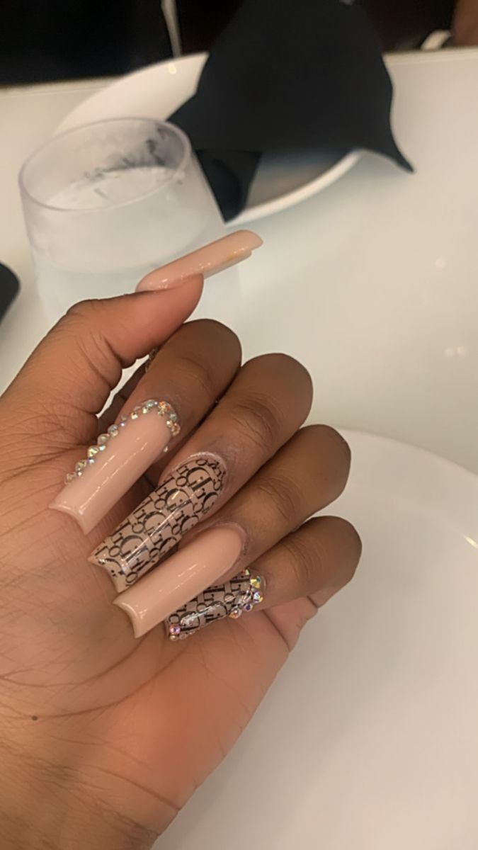 Thiết kế nail dior tinh tế