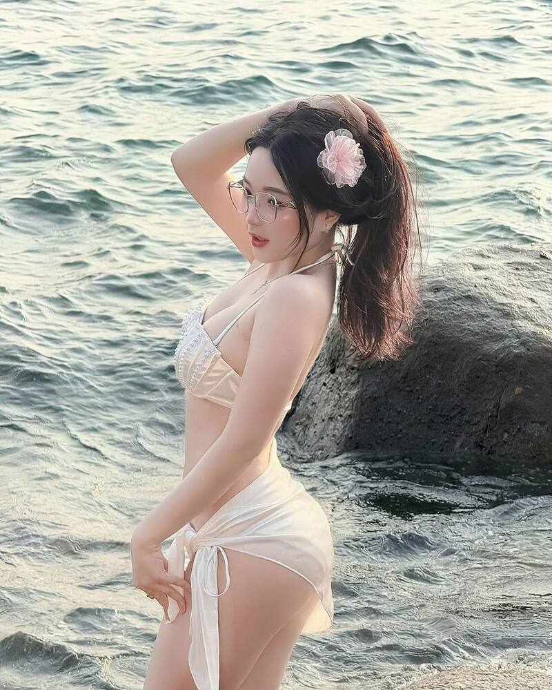 ảnh gái xinh khoe mông