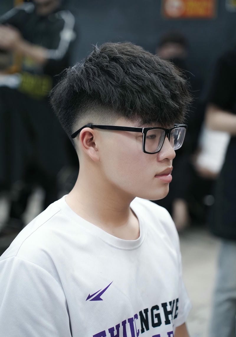 ảnh layer bung đeo kính