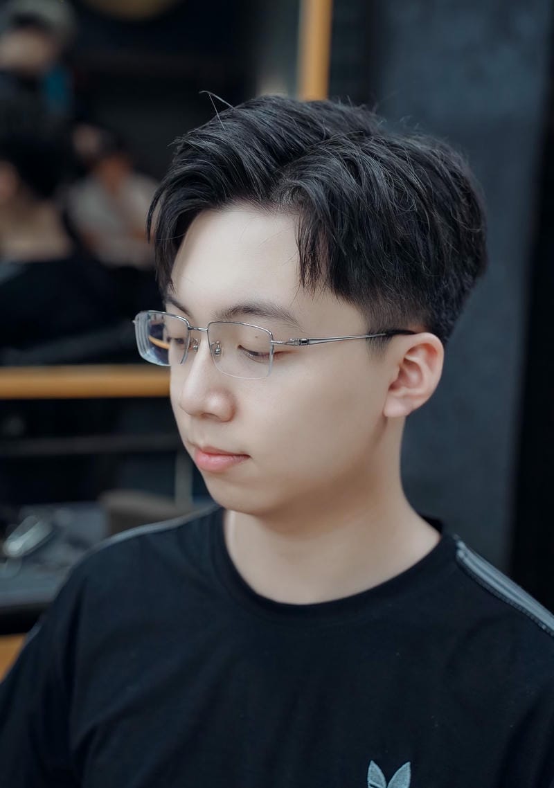ảnh side part 6/4 đeo kính