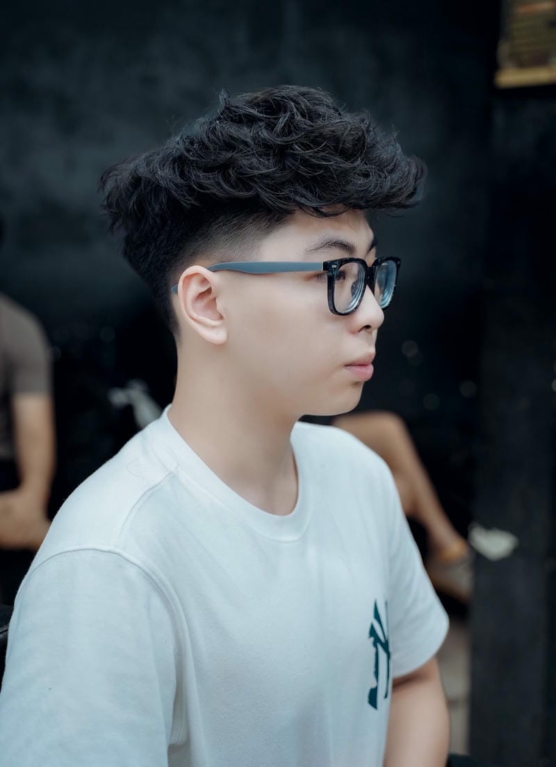 ảnh tóc short quiff đeo kính