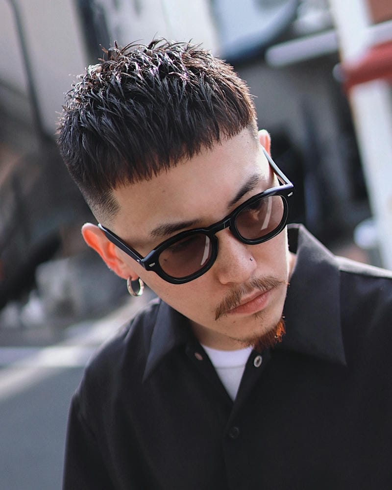 crop cut đeo kính