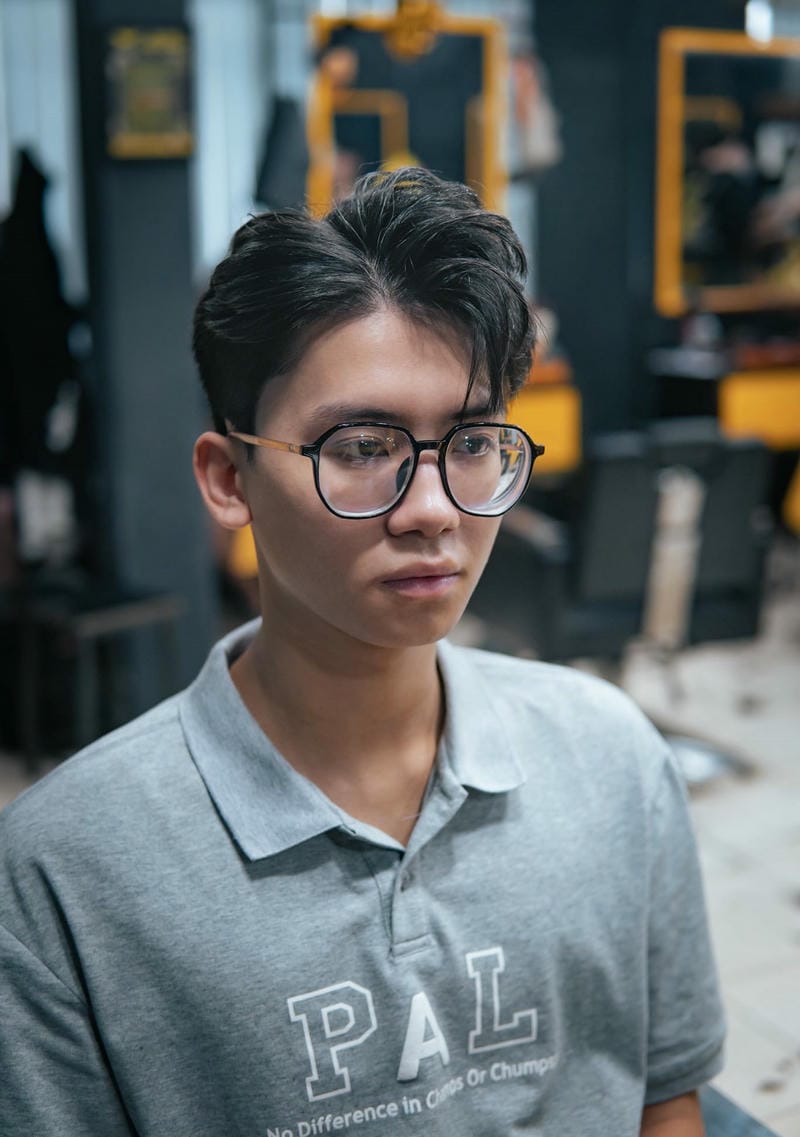 hình ảnh side part 6/4 đeo kính