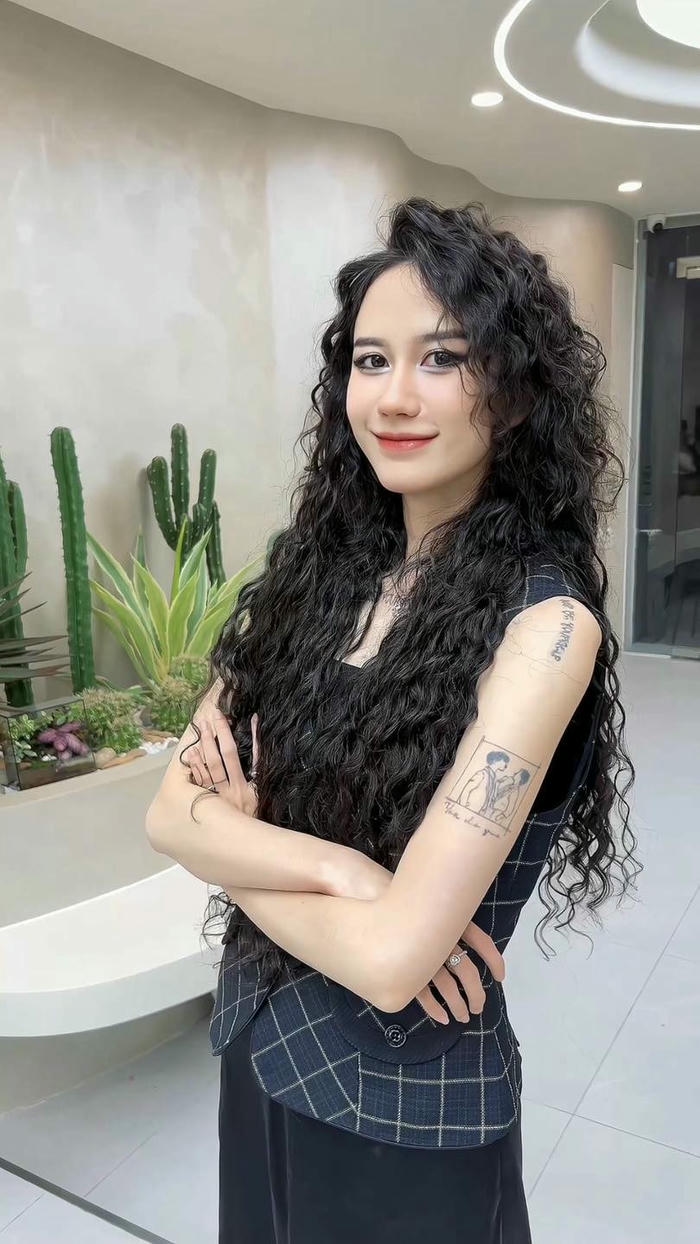 hình tóc xoăn dài