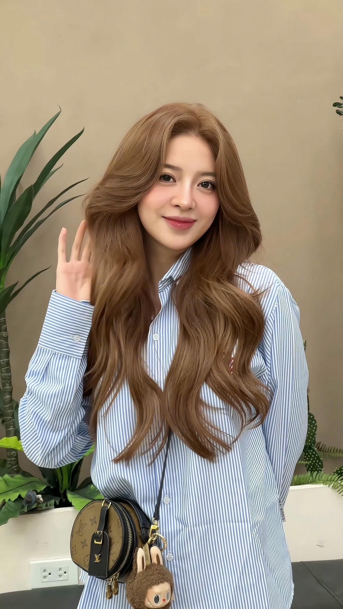 hình tóc xoăn nâu tây