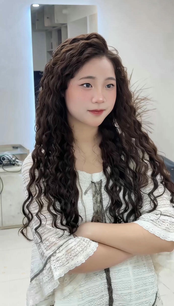 hình tóc xoăn nâu