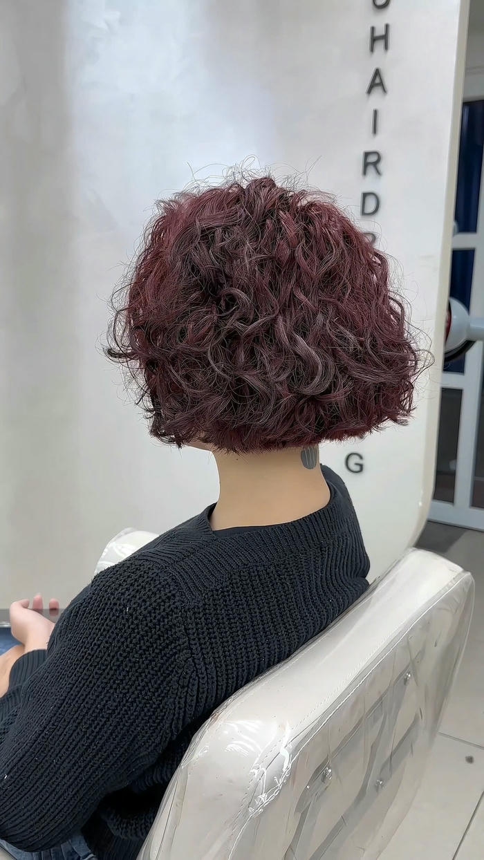 hình tóc xoăn ngắn nâu đỏ