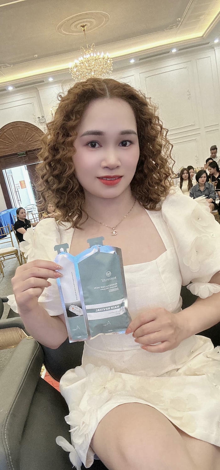 hình tóc xoăn ngắn nâu hạt rẻ