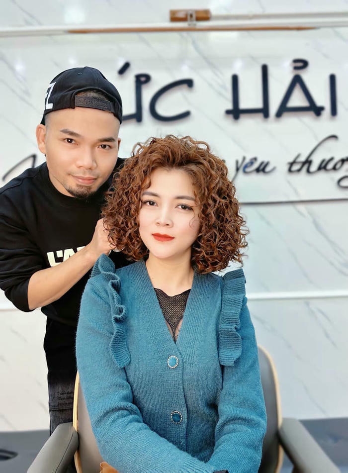 hình tóc xoăn ngắn