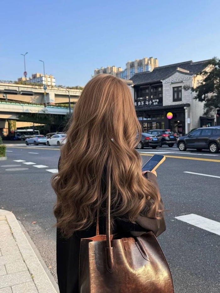 nâu hạt dẻ uấn xoăn