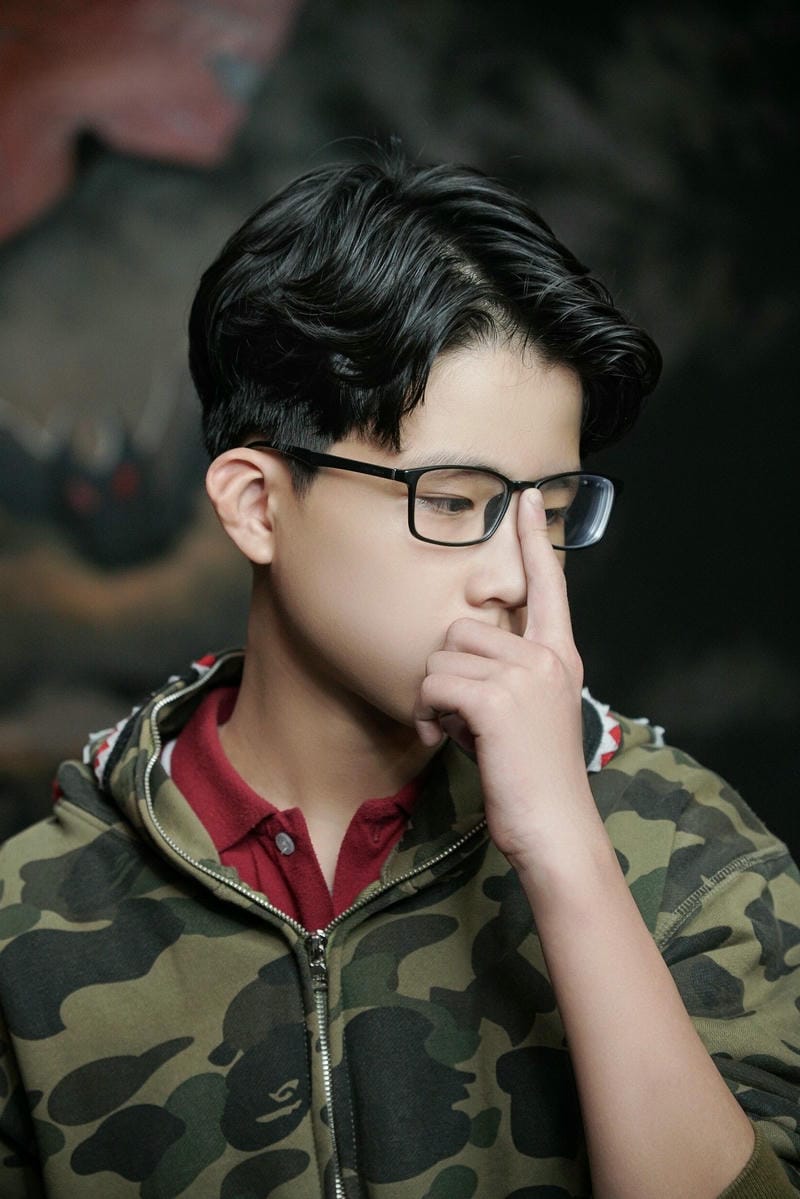 side part 6/4 đeo kính