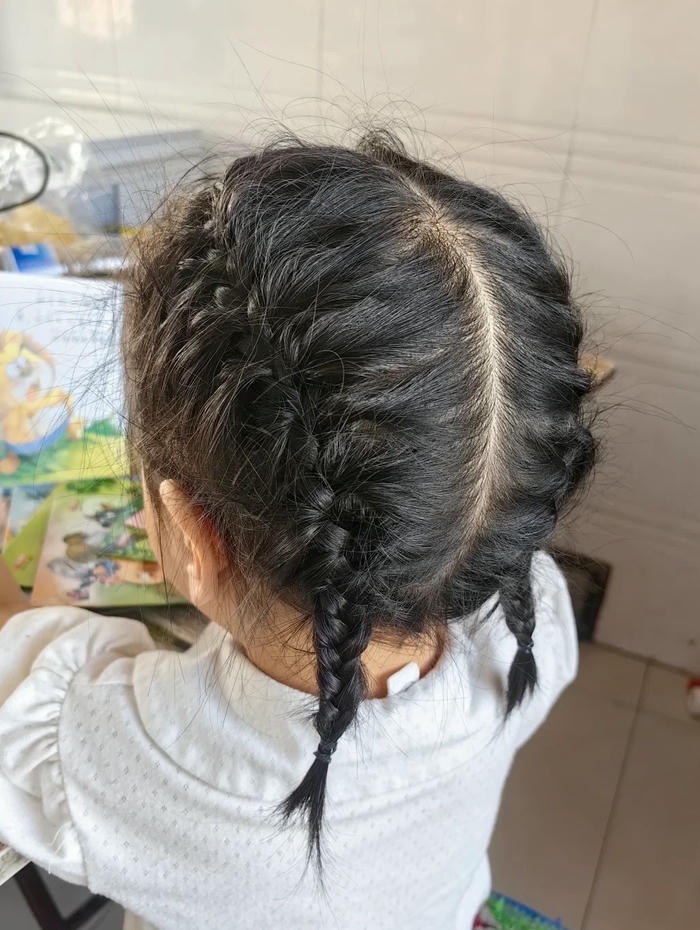 tóc đuôi xam cho em bé